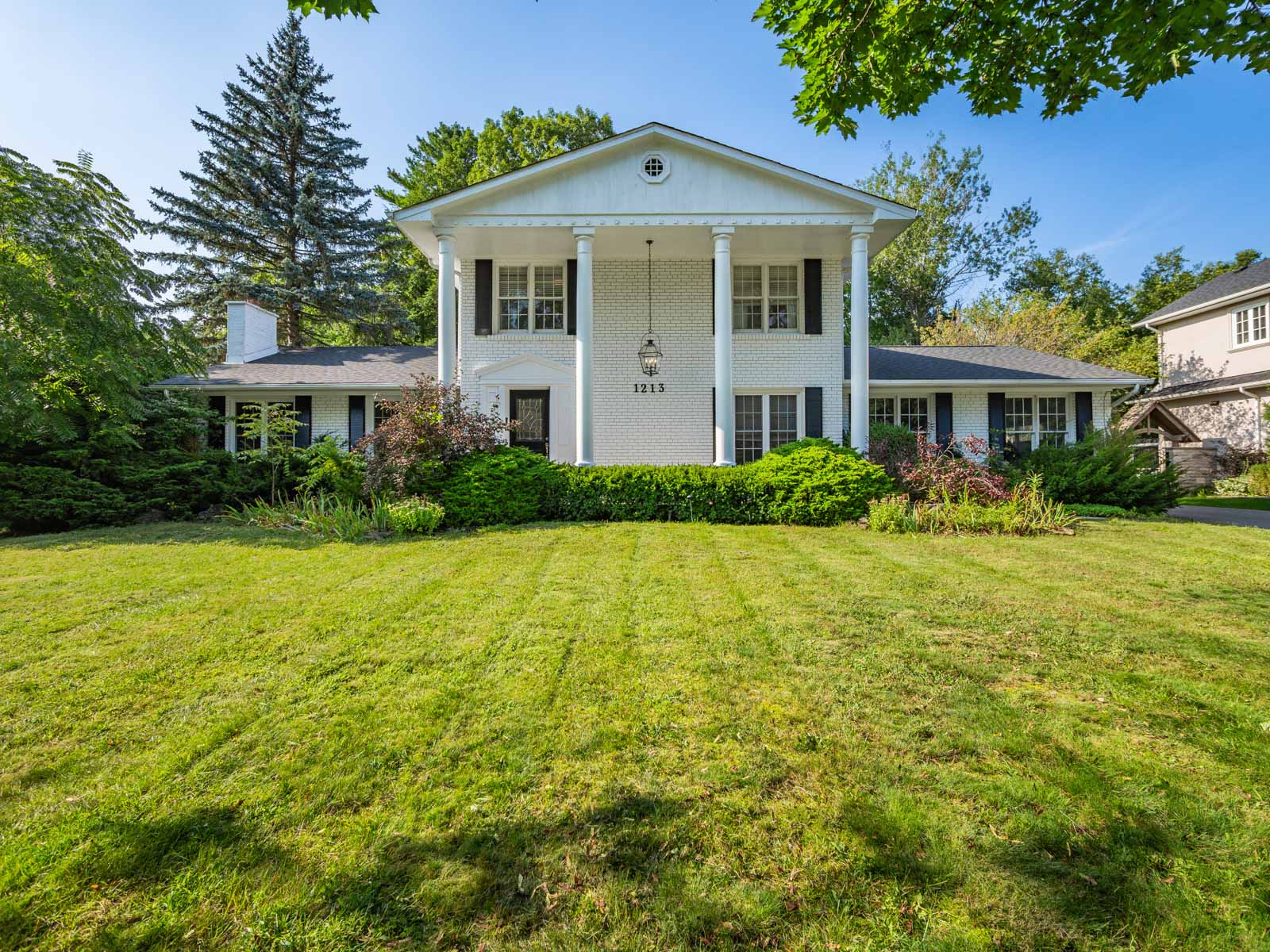 1213 Greenoaks Dr Stunning property in the heart of Lorne Park's  SOLD